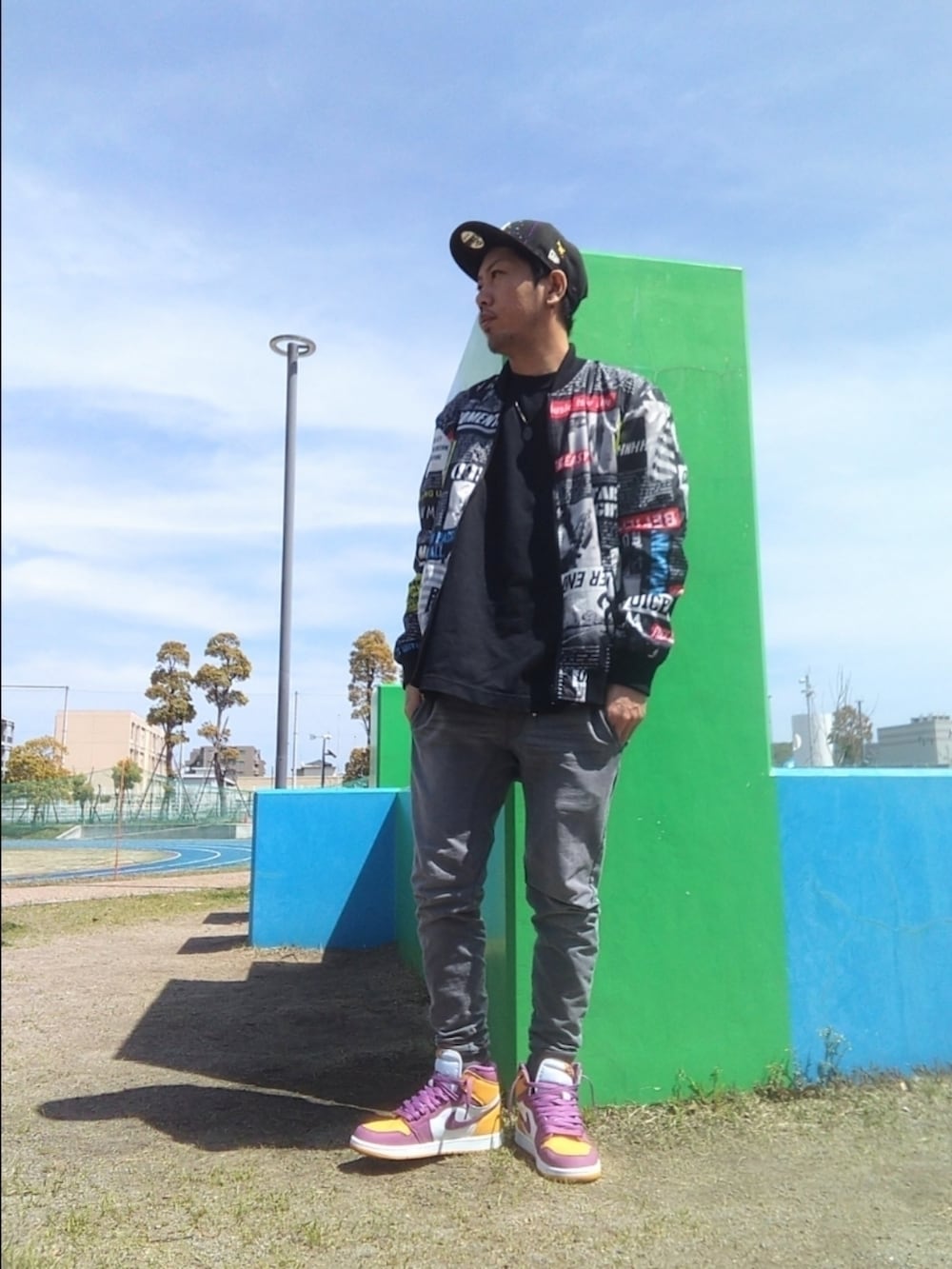 その他のブルゾン、ブラック系のTシャツ/カットソー、イエロー系のスニーカーを着用したメンズの春コーディネートの2枚目の写真