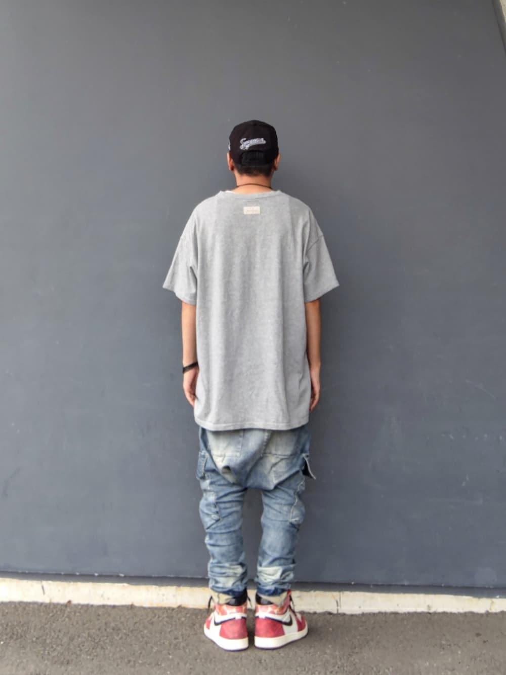 グレー系のTシャツ/カットソー、ブルー系のデニムパンツ、レッド系のスニーカーを着用したメンズの夏コーディネートの2枚目の写真