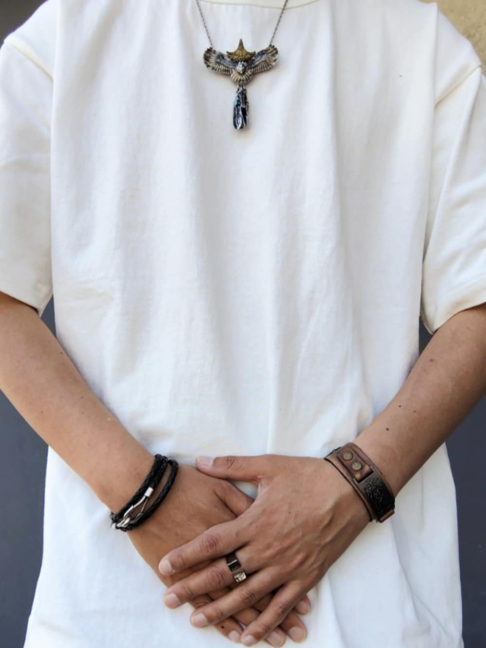 ホワイト系のTシャツ/カットソー、ベージュ系のその他パンツ、ブラック系のブーツを着用したメンズの春コーディネートの2枚目の写真