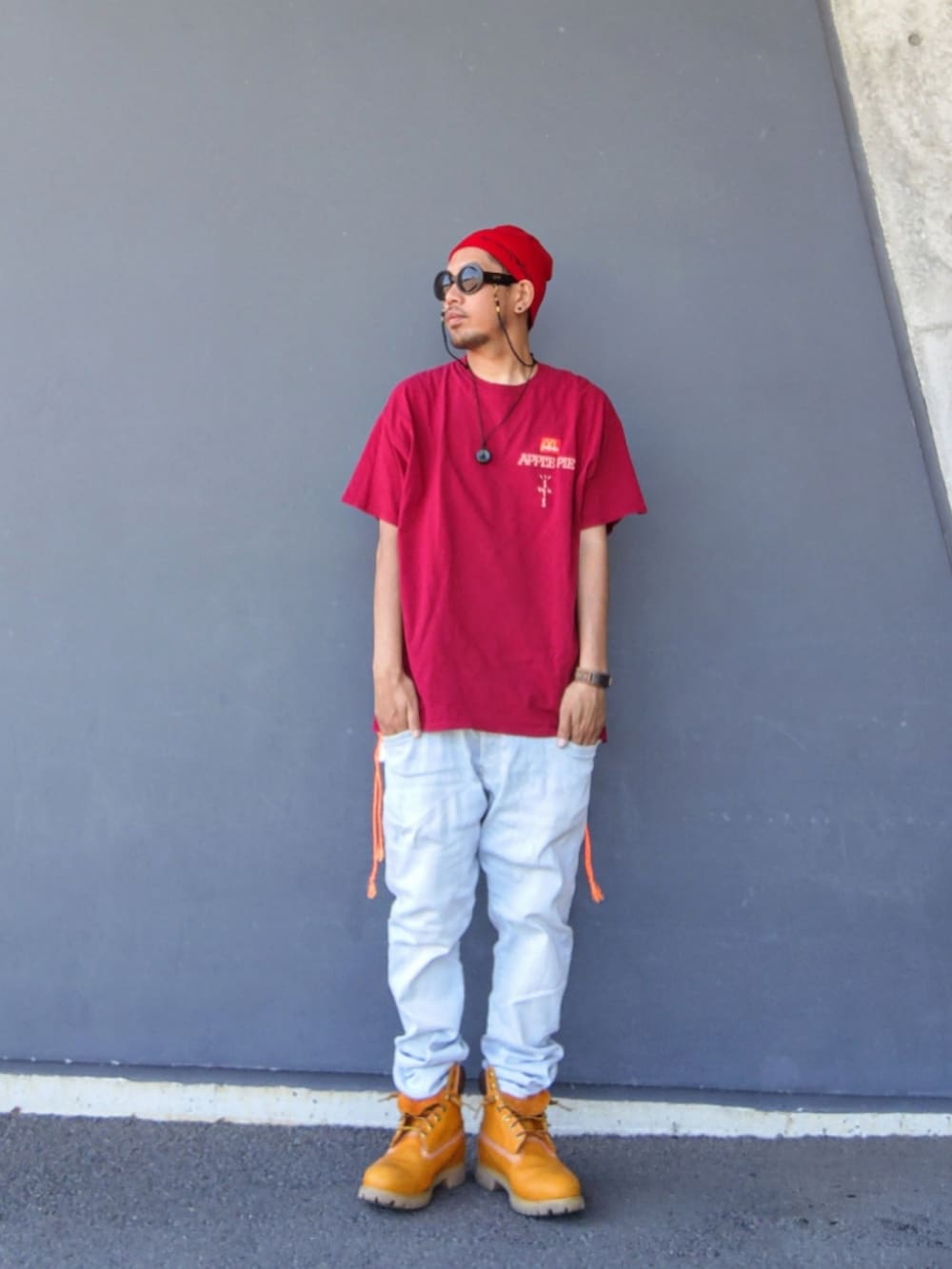 レッド系のTシャツ/カットソー、ホワイト系のタンクトップ、ブルー系のデニムパンツを着用したメンズの夏コーディネートの2枚目の写真