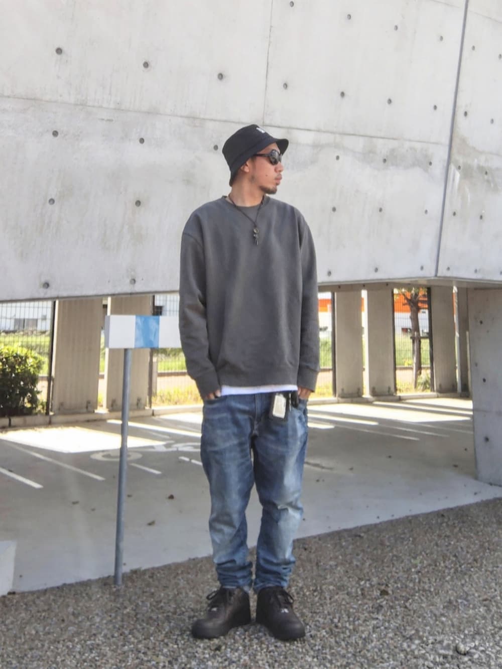 グレー系のスウェット、ホワイト系のTシャツ/カットソー、ブルー系のデニムパンツを着用したメンズの秋コーディネートの3枚目の写真