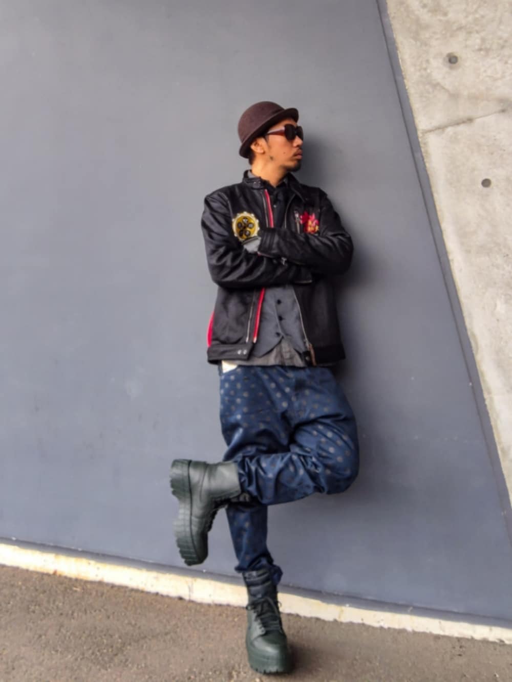 ブラック系のライダースジャケット、グレー系のベスト、ブラック系のシャツ/ブラウスを着用したメンズの冬コーディネートの2枚目の写真