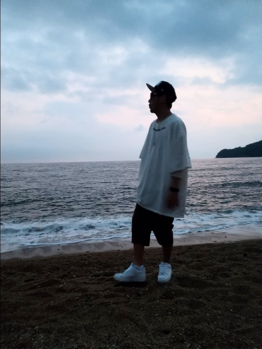 ホワイト系のTシャツ/カットソー、ブラウン系のその他パンツ、ホワイト系のスニーカーを着用したメンズの秋コーディネートの3枚目の写真