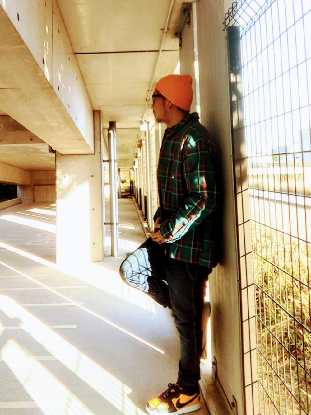 その他のブルゾン、オレンジ系のニット/セーター、ブルー系のパンツを着用したメンズの冬コーディネートの2枚目の写真