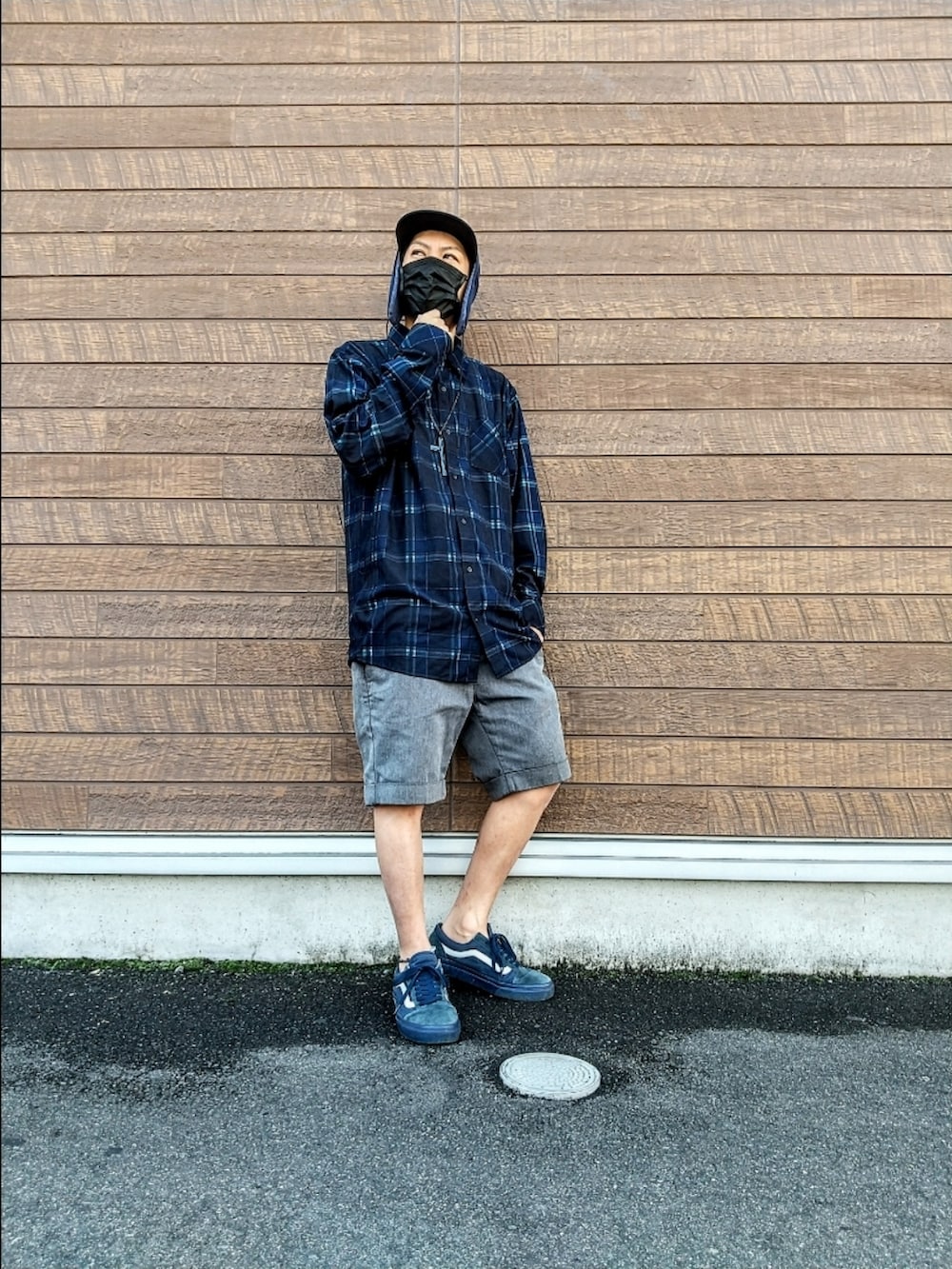 ブルー系のシャツ/ブラウス、ブルー系のスニーカー、グレー系のその他パンツを着用したメンズの秋コーディネートの3枚目の写真