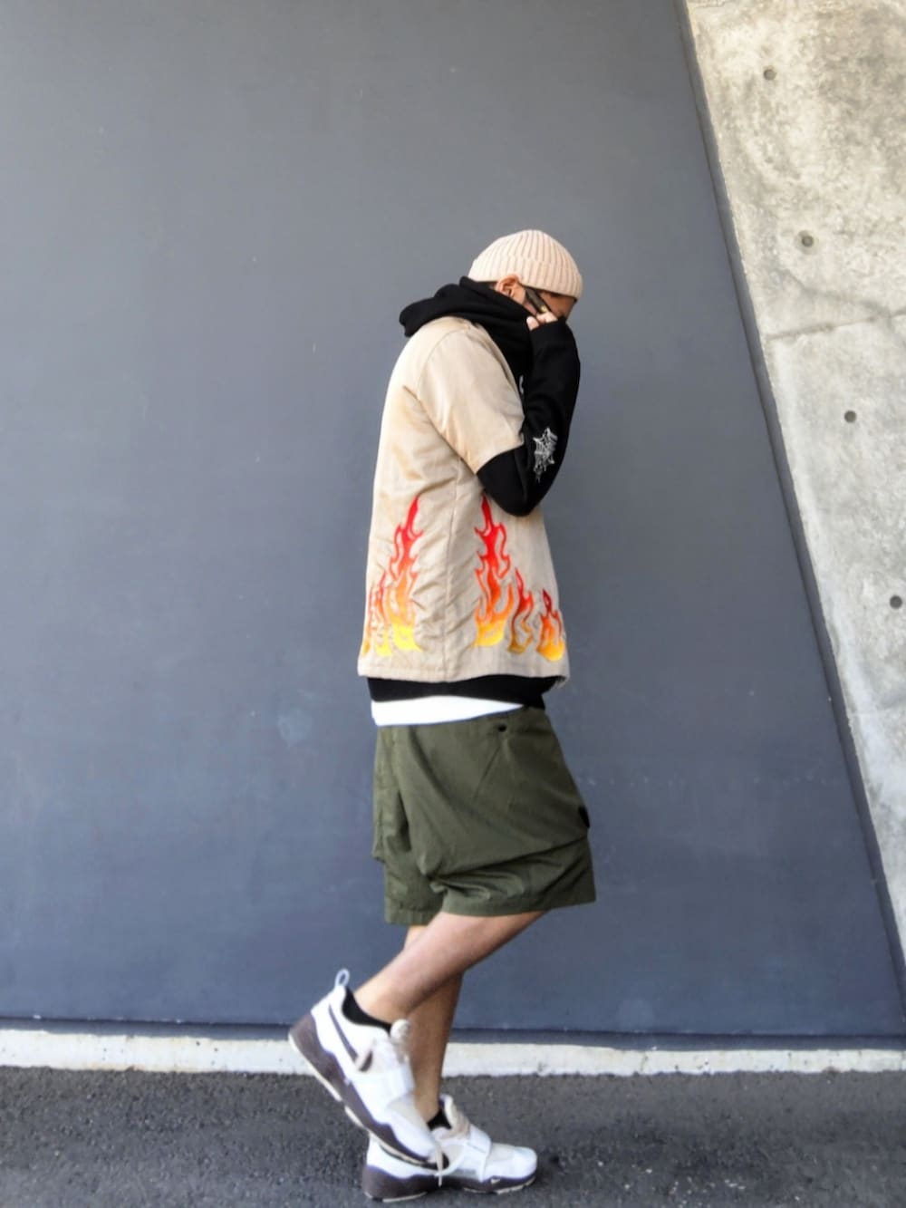 ベージュ系のシャツ/ブラウス、ブラック系のパーカー、グリーン系のその他パンツを着用したメンズの春コーディネートの2枚目の写真