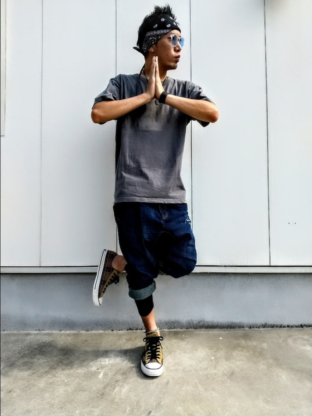 グレー系のTシャツ/カットソー、ブルー系のデニムパンツ、ベージュ系のスニーカーを着用したメンズの夏コーディネートの2枚目の写真