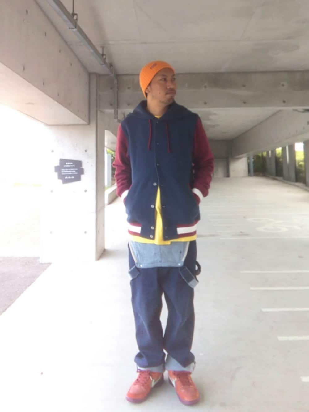 ブルー系のスタジャン、イエロー系のTシャツ/カットソー、ブルー系のサロペット/オーバーオールを着用したメンズの春コーディネートの2枚目の写真