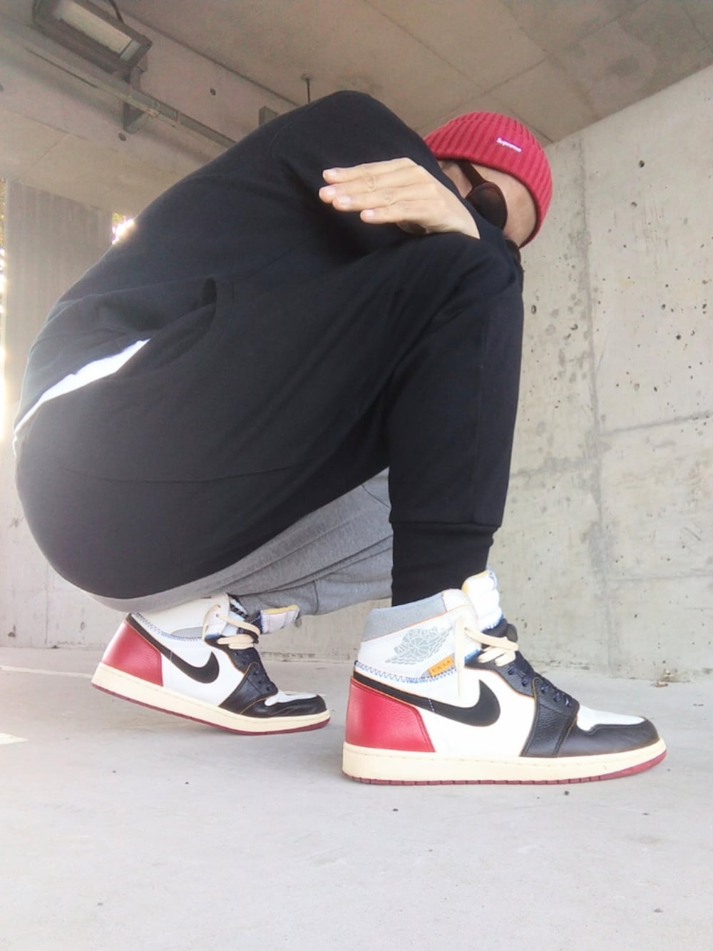 ブラック系のスウェット、その他のスウェットパンツ、その他のスニーカーを着用したメンズの秋コーディネートの3枚目の写真