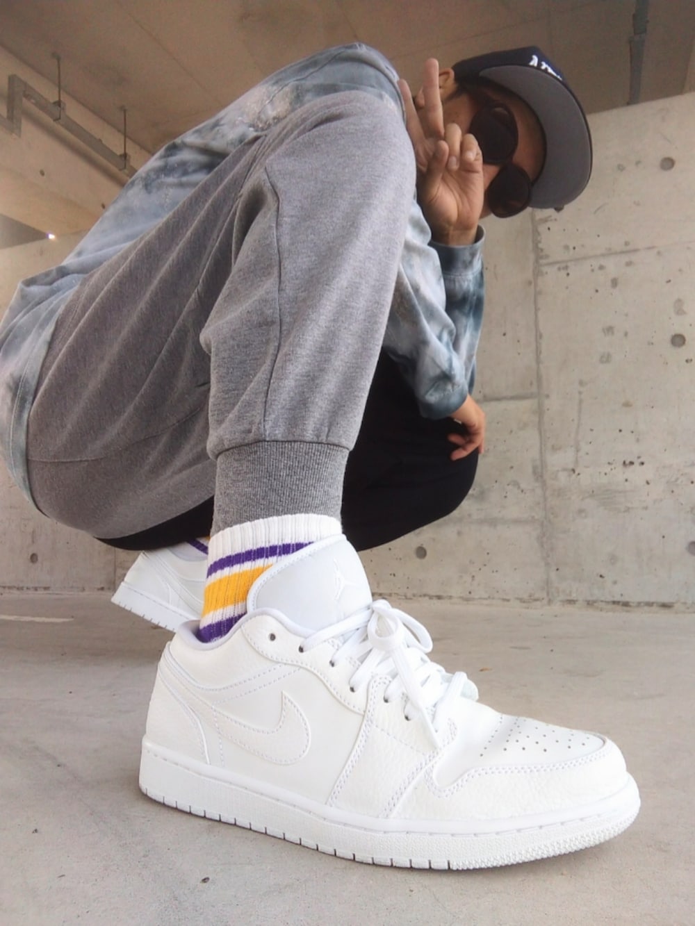「ストリート、430、NEW ERA、relation、スウェットパンツ、Jordan、ネックストラップ、春めき満開コーデ、靴下オタク、サングラス、NIKE、キモ撮り」｜「NEW ERAのアイテム（キャップ、ブルー系）」を使った、hasshi(ハッシー)さん（メンズ・172cm）の春コーディネートの3枚目の写真