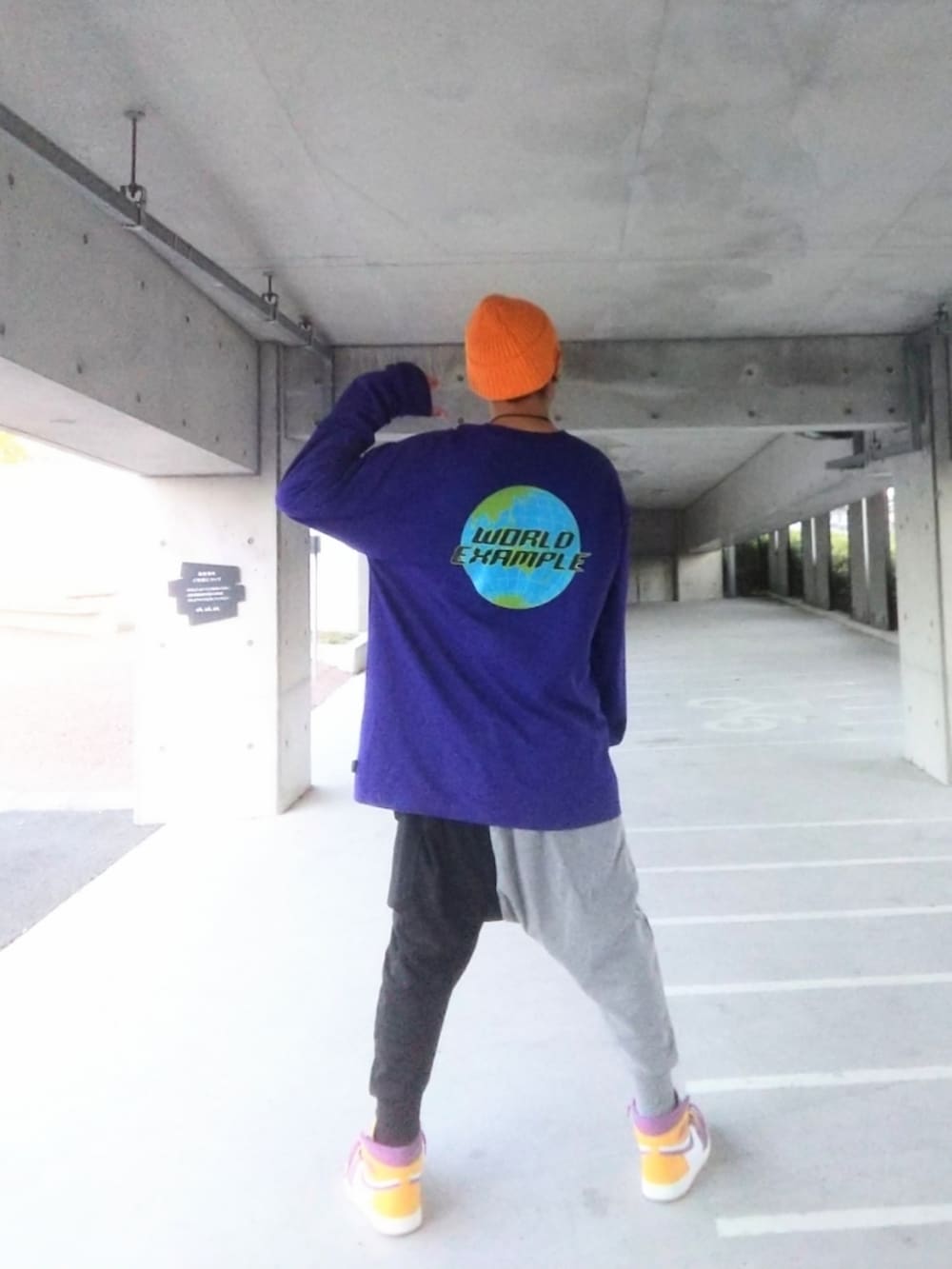 「リレーション、スウエットパンツ、example、relation、supreme、ビーニー、サルエル、ジョガーパンツ、ストリート、NIKE、Jordan、紫、メガネ男子、イエロー、あしゅら男爵」｜「Supreme のアイテム（ニットキャップ/ビーニー、イエロー系）」を使った、hasshi(ハッシー)さん（メンズ・172cm）の秋コーディネートの2枚目の写真