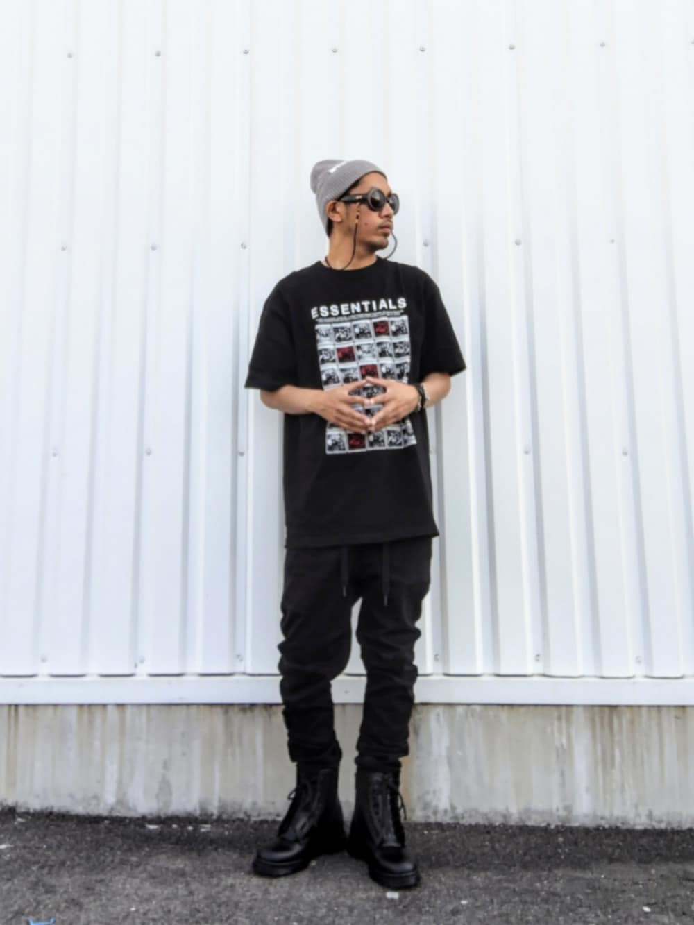 ブラック系のTシャツ/カットソー、ブラック系のデニムパンツ、ブラック系のブーツを着用したメンズの春コーディネートの2枚目の写真