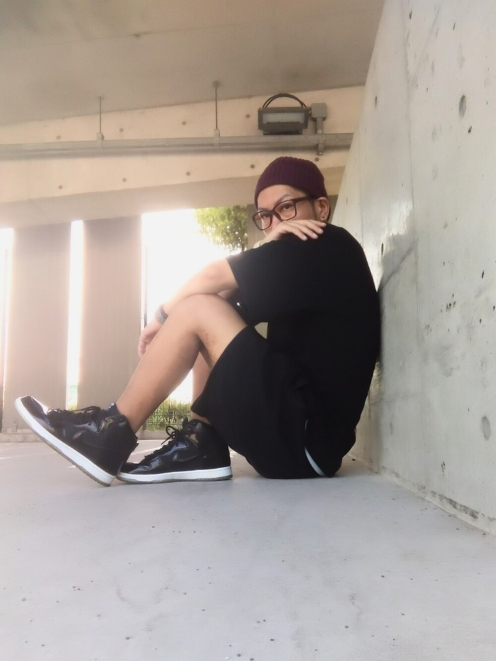 ブラック系のその他パンツ、ブラック系のスニーカー、ブラック系のTシャツ/カットソーを着用したメンズの夏コーディネートの3枚目の写真