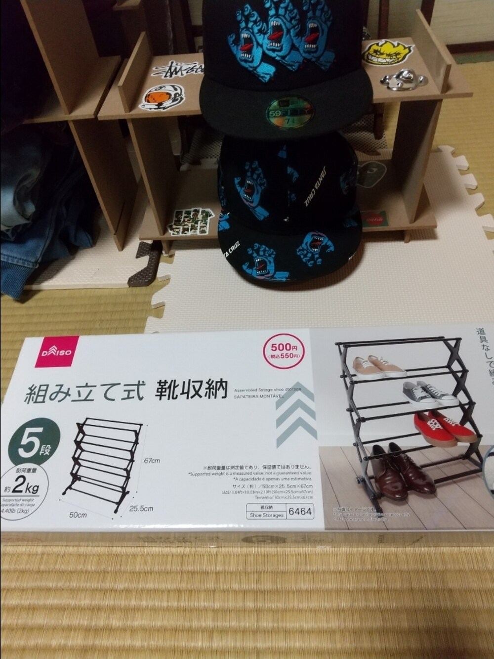 ホワイト系のTシャツ/カットソー、ブルー系のデニムパンツ、レッド系のスニーカーを着用したメンズの夏コーディネートの3枚目の写真