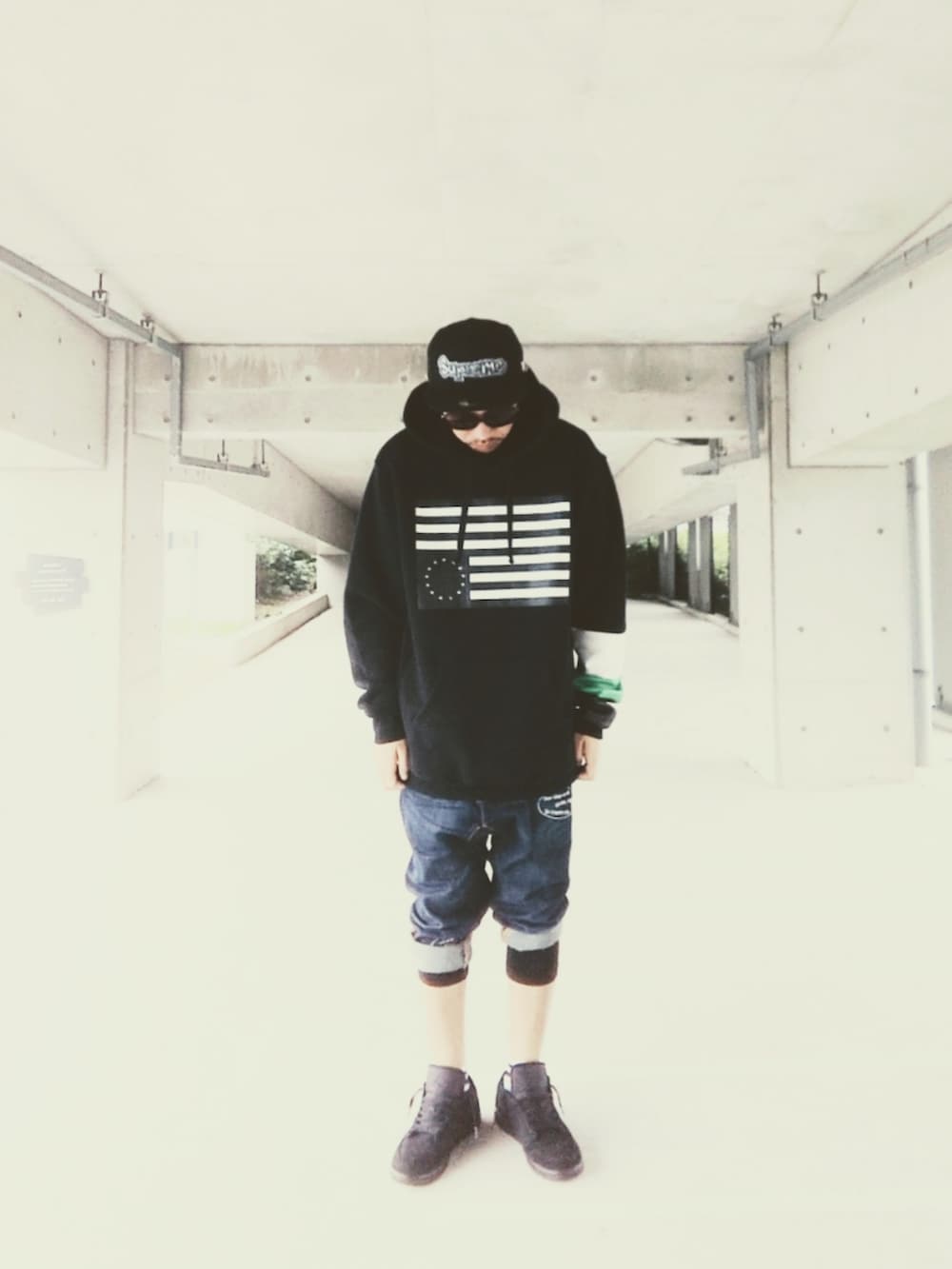 「SHARK、BLACK SCALE、FRAPBOIS、レギンス、supreme、Jordan、NIKE、DAISO、ストーリート、黒、最近のいい感じコーデ、パーカー、サルエルデニム、靴下オタク」｜「Supreme のSupreme Gonz Logo New Era® "Black"（キャップ、ブラック系）」を使った、hasshi(ハッシー)さん（メンズ・172cm）の秋コーディネートの3枚目の写真