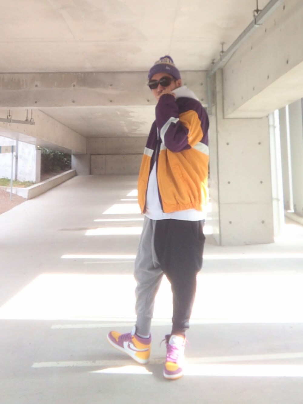 ホワイト系のパーカー、パープル系のナイロンジャケット、その他のスウェットパンツを着用したメンズの冬コーディネートの3枚目の写真