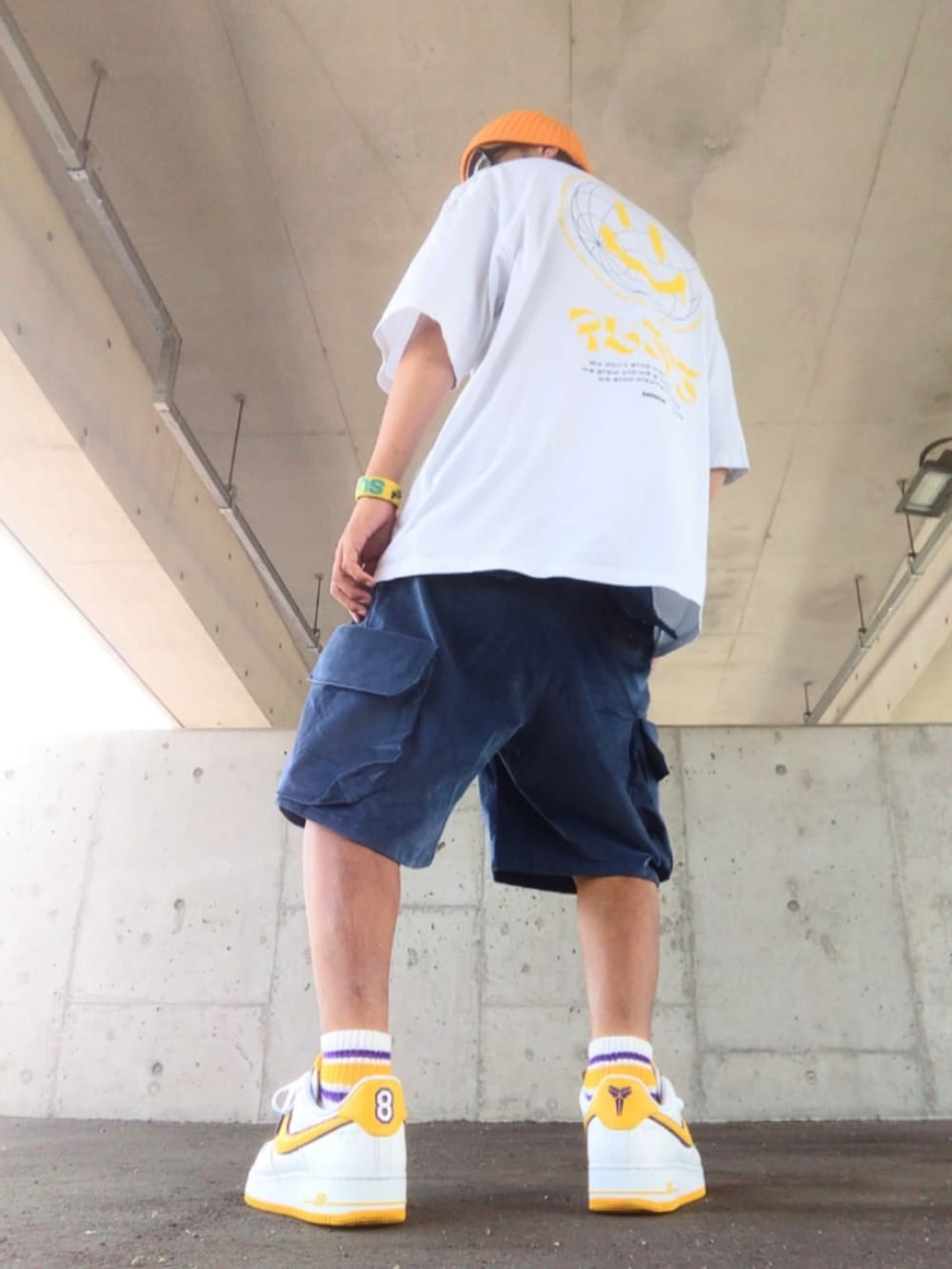 ホワイト系のTシャツ/カットソー、ブルー系のその他パンツ、ホワイト系のスニーカーを着用したメンズの夏コーディネートの3枚目の写真