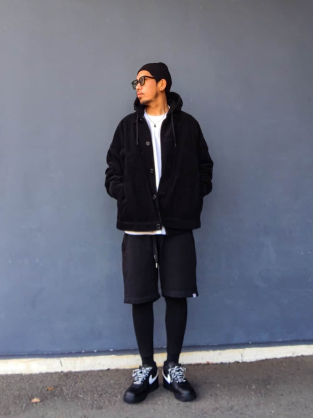 ブラック系のブルゾン、ブラック系のジャケット/アウター、ホワイト系のTシャツ/カットソーを着用したメンズの冬コーディネートの2枚目の写真