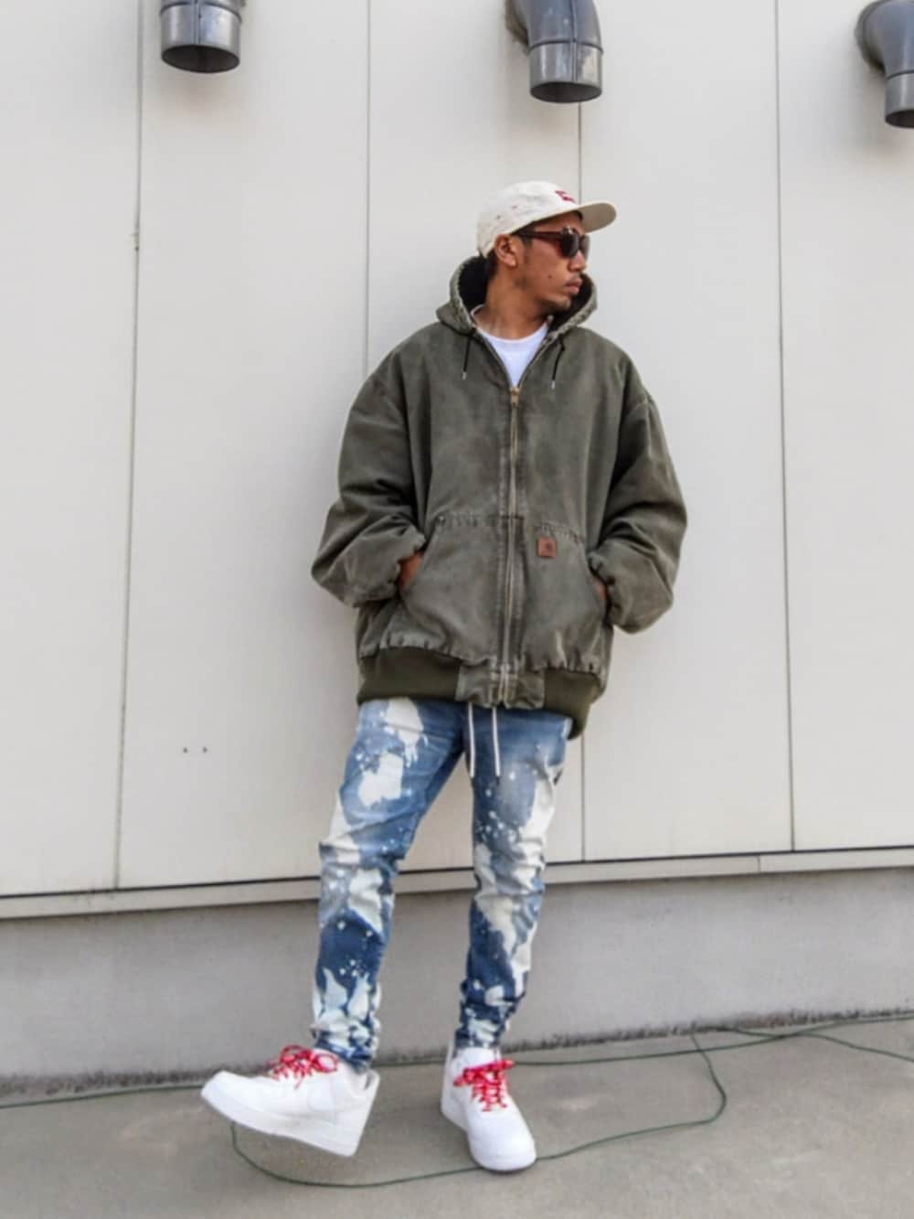 グリーン系のジャケット/アウター、ホワイト系のTシャツ/カットソー、ブルー系のデニムパンツを着用したメンズの秋コーディネートの2枚目の写真