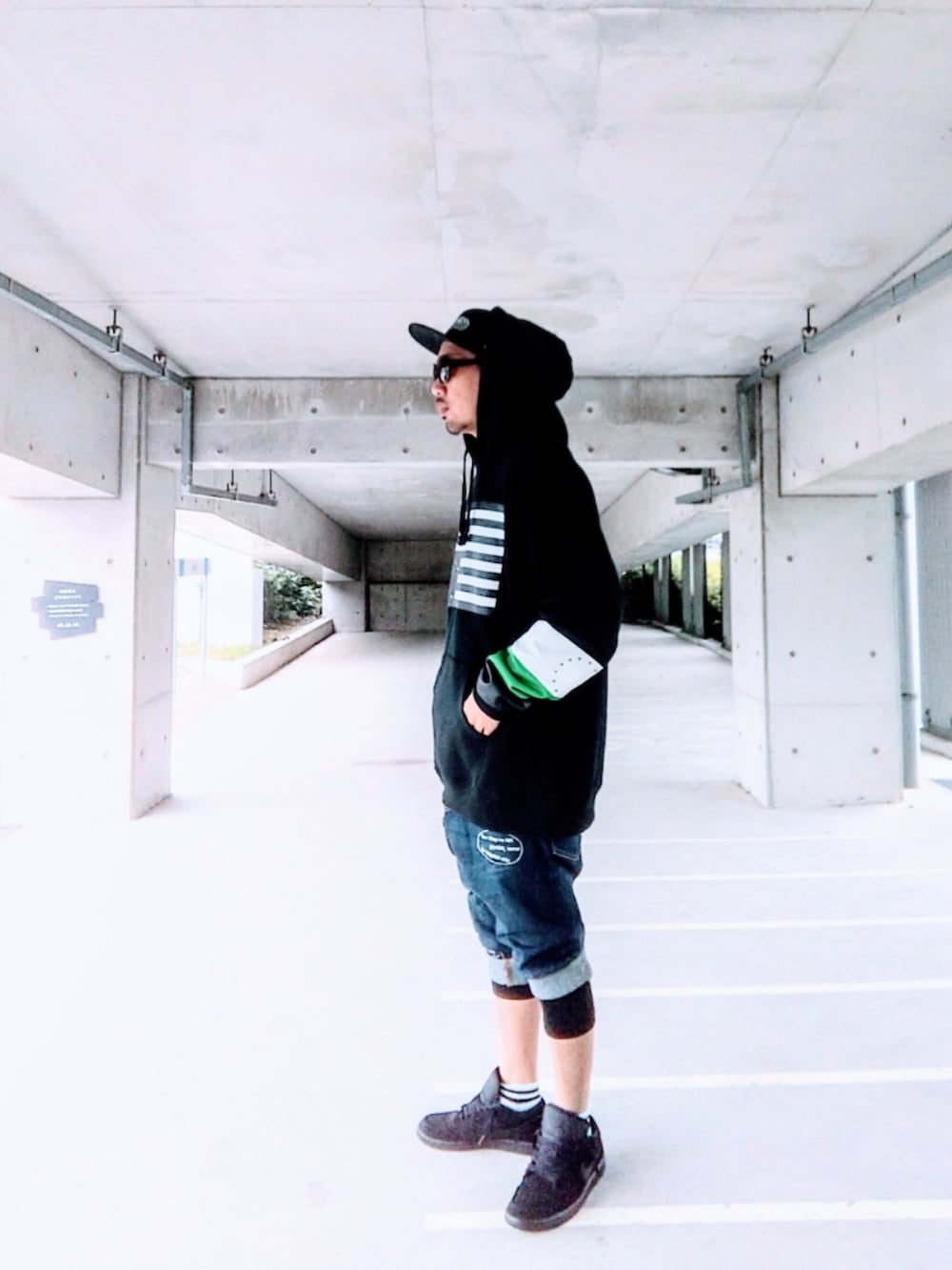 「SHARK、BLACK SCALE、FRAPBOIS、レギンス、supreme、Jordan、NIKE、DAISO、ストーリート、黒、最近のいい感じコーデ、パーカー、サルエルデニム、靴下オタク」｜「Supreme のSupreme Gonz Logo New Era® "Black"（キャップ、ブラック系）」を使った、hasshi(ハッシー)さん（メンズ・172cm）の秋コーディネートの2枚目の写真