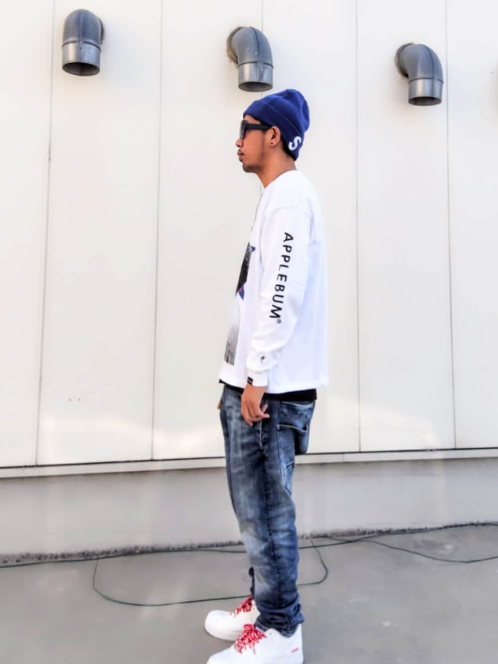 ホワイト系のTシャツ/カットソー、ブルー系のデニムパンツ、ホワイト系のスニーカーを着用したメンズの秋コーディネートの2枚目の写真