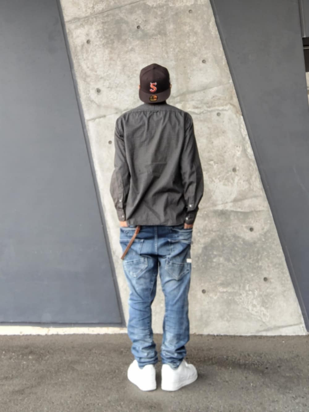 オレンジ系のネクタイ、ブラック系のシャツ/ブラウス、ブルー系のデニムパンツを着用したメンズの春コーディネートの2枚目の写真