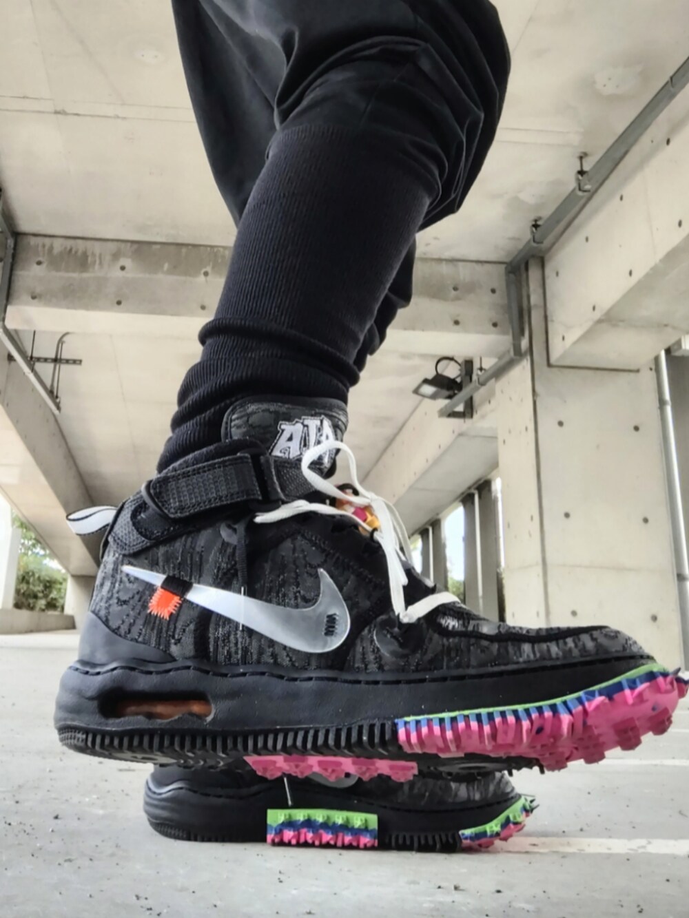 グリーン系のTシャツ/カットソー、ブラック系のその他パンツ、ブラック系のスニーカーを着用したメンズの夏コーディネートの3枚目の写真