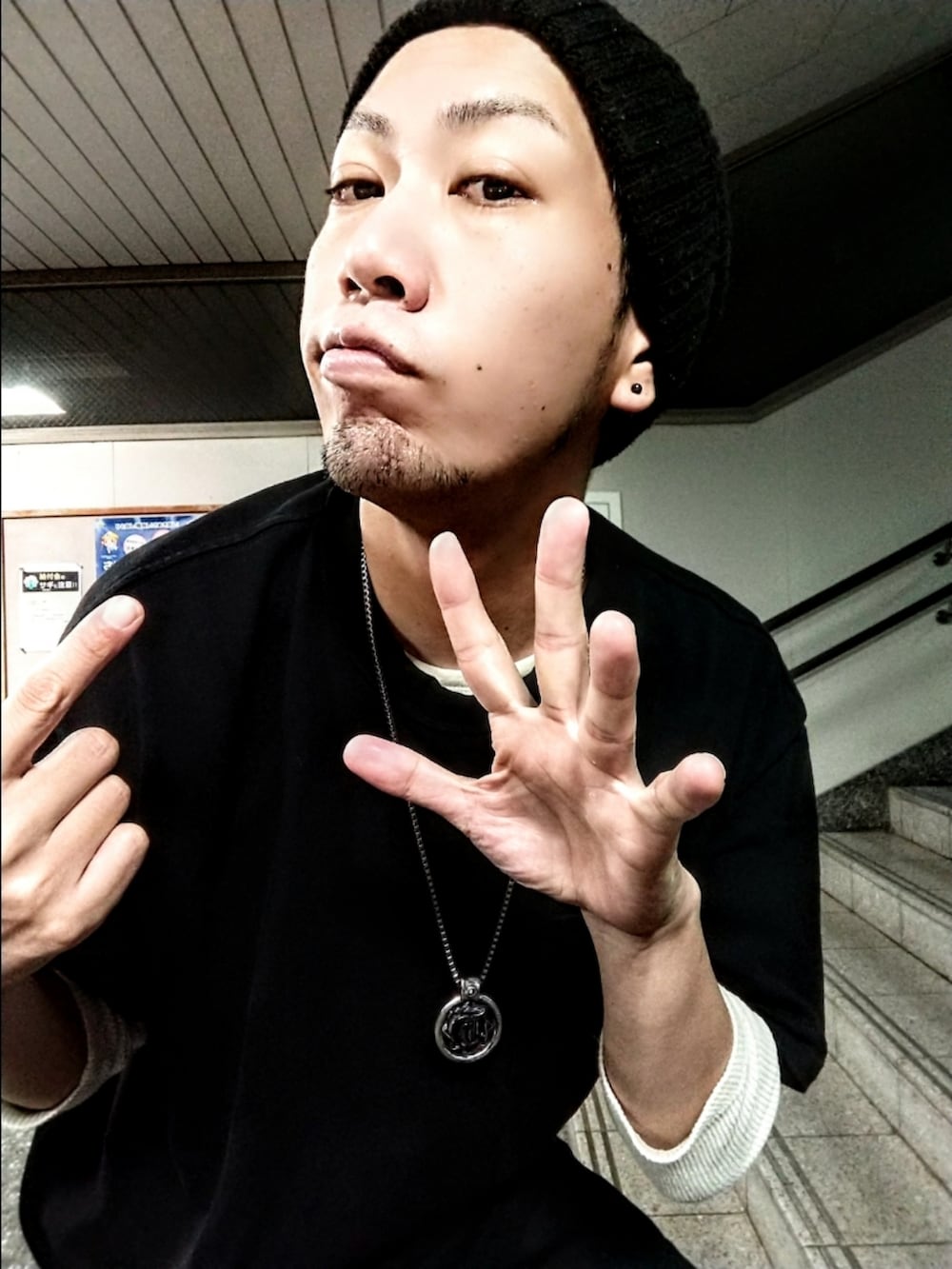 ブラック系のTシャツ/カットソー、ブラック系のスウェットパンツ、ホワイト系のスニーカーを着用したメンズの秋コーディネートの4枚目の写真