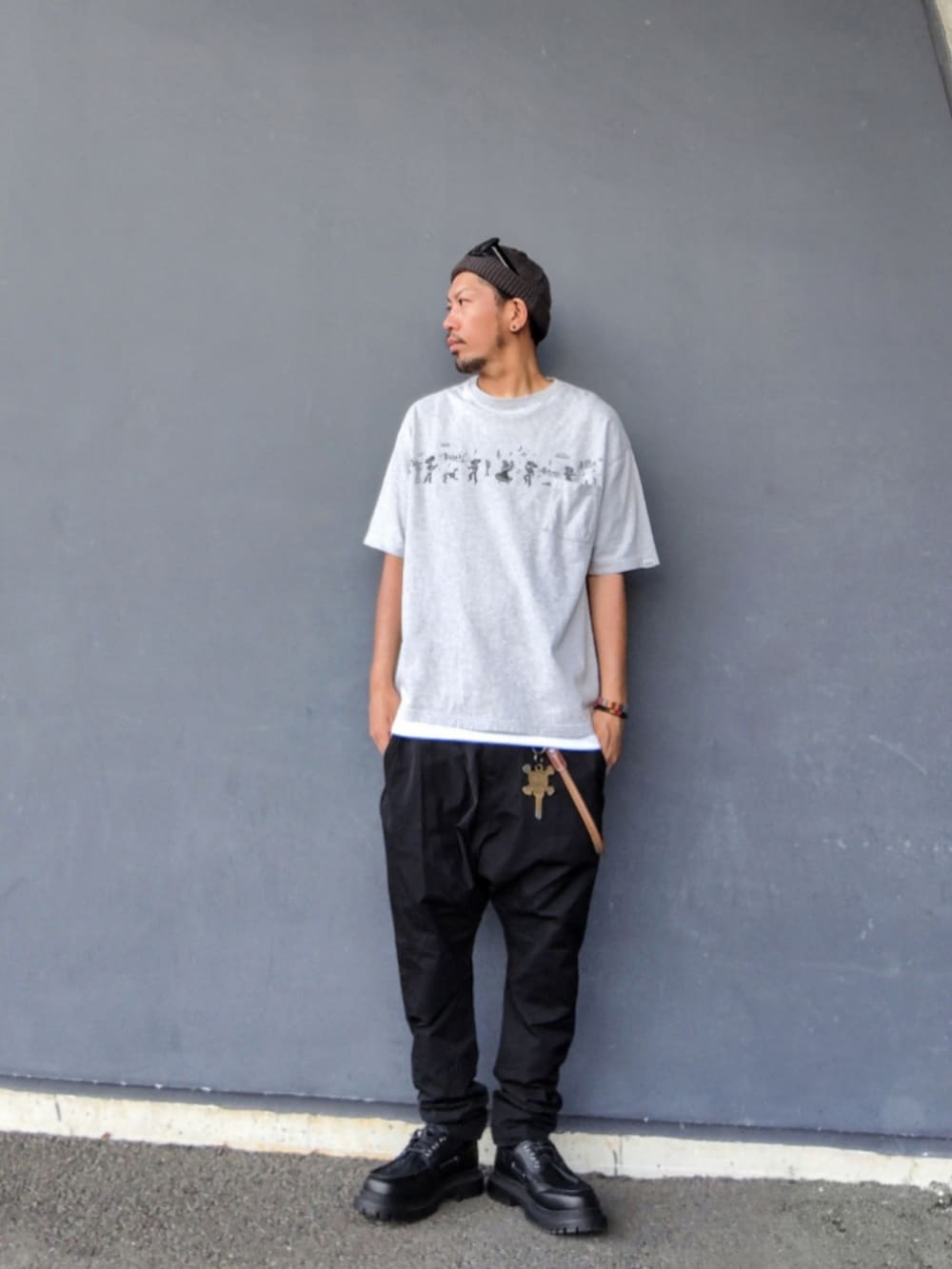 グレー系のTシャツ/カットソー、ホワイト系のタンクトップ、ブラック系のその他パンツを着用したメンズの夏コーディネートの3枚目の写真