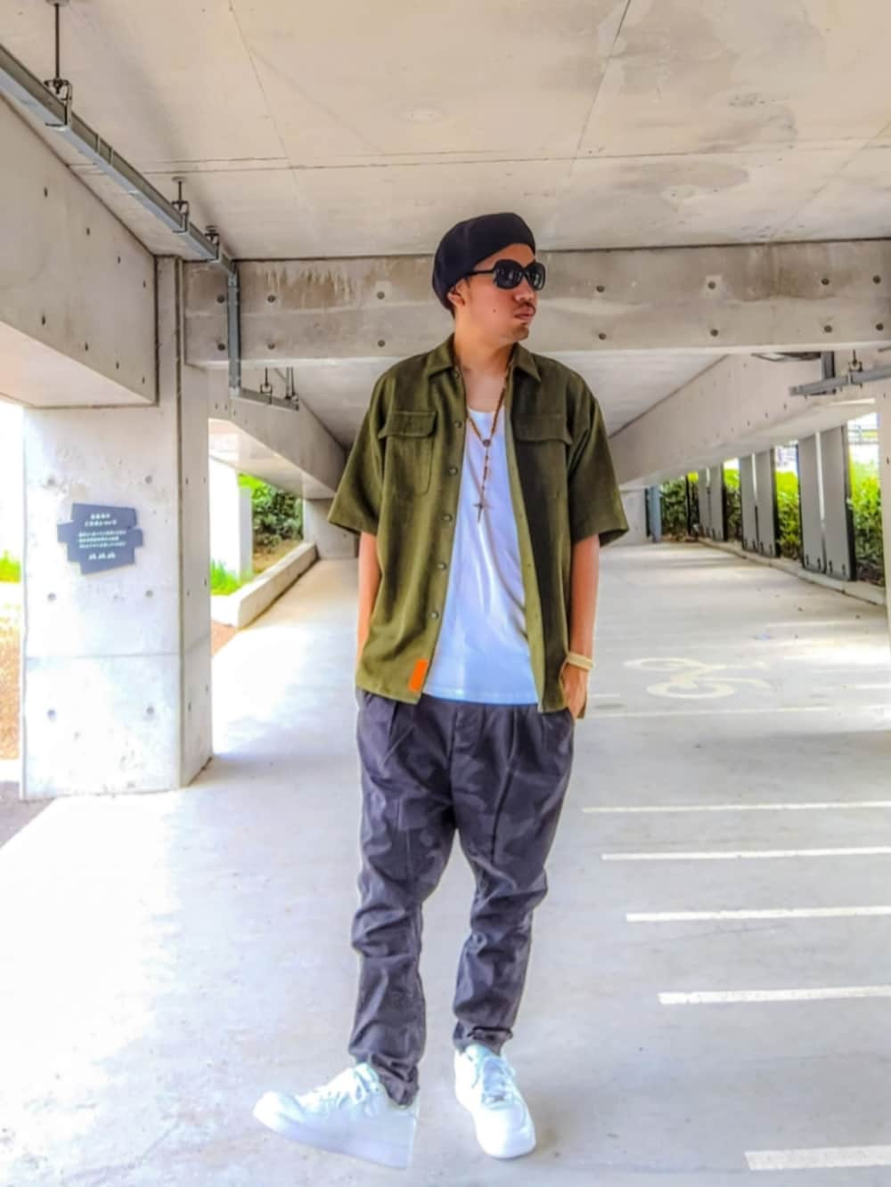 グリーン系のシャツ/ブラウス、ホワイト系のタンクトップ、ブラック系のパンツを着用したメンズの秋コーディネートの2枚目の写真