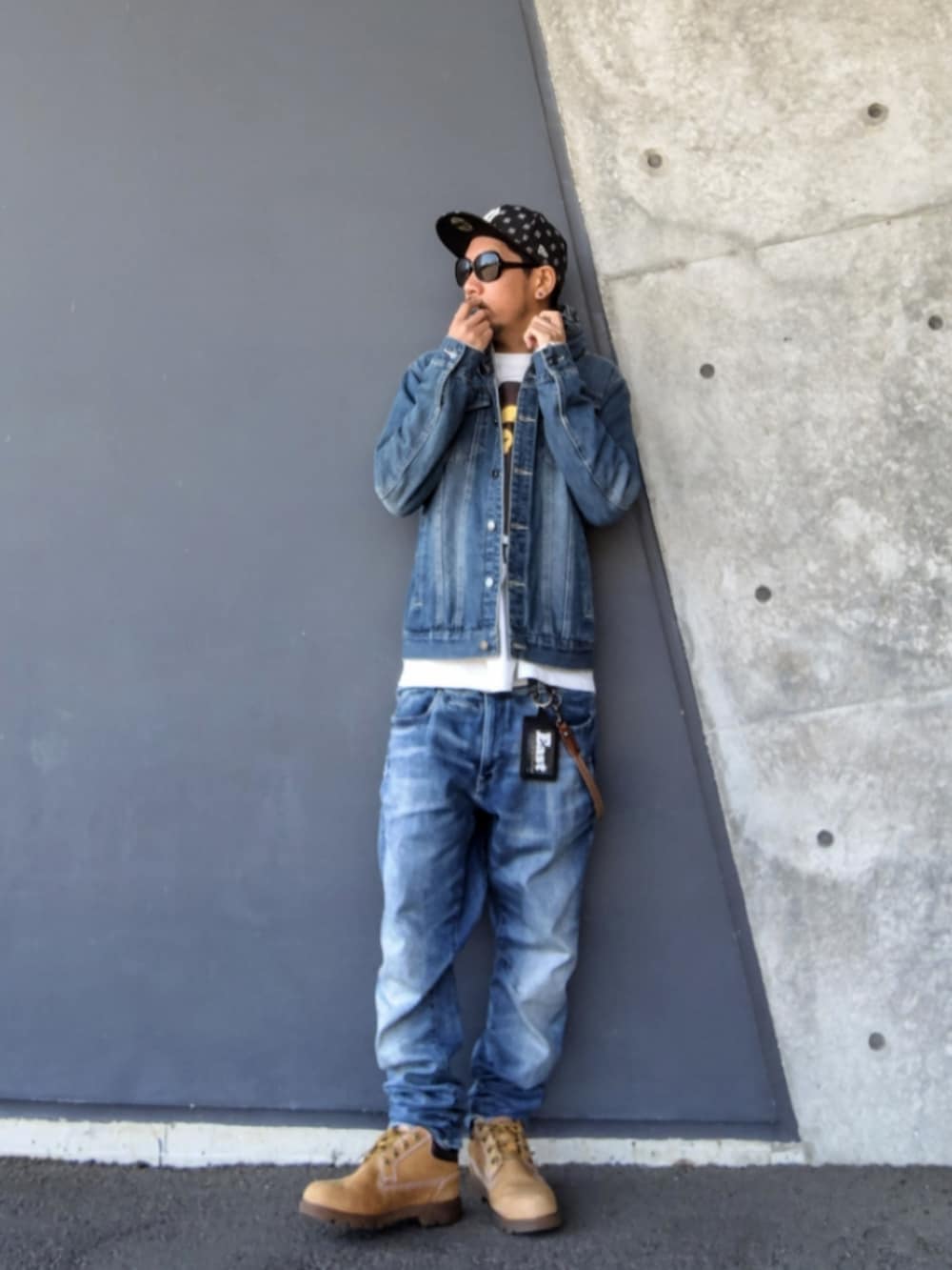 ブルー系のデニムジャケット、ホワイト系のTシャツ/カットソー、ブルー系のデニムパンツを着用したメンズの春コーディネートの3枚目の写真