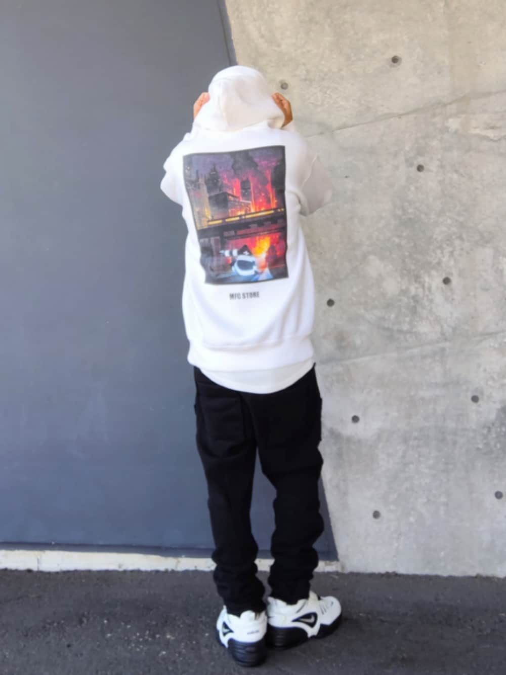 ホワイト系のパーカー、ブラック系のその他パンツ、ホワイト系のスニーカーを着用したメンズの冬コーディネートの3枚目の写真