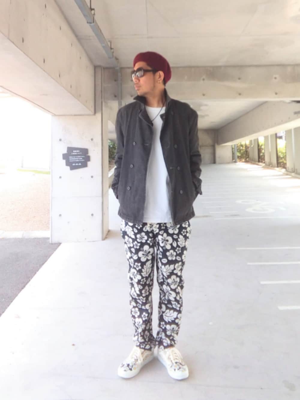 ブラック系のピーコート、ブラック系のその他パンツ、その他のスニーカーを着用したメンズの春コーディネートの3枚目の写真