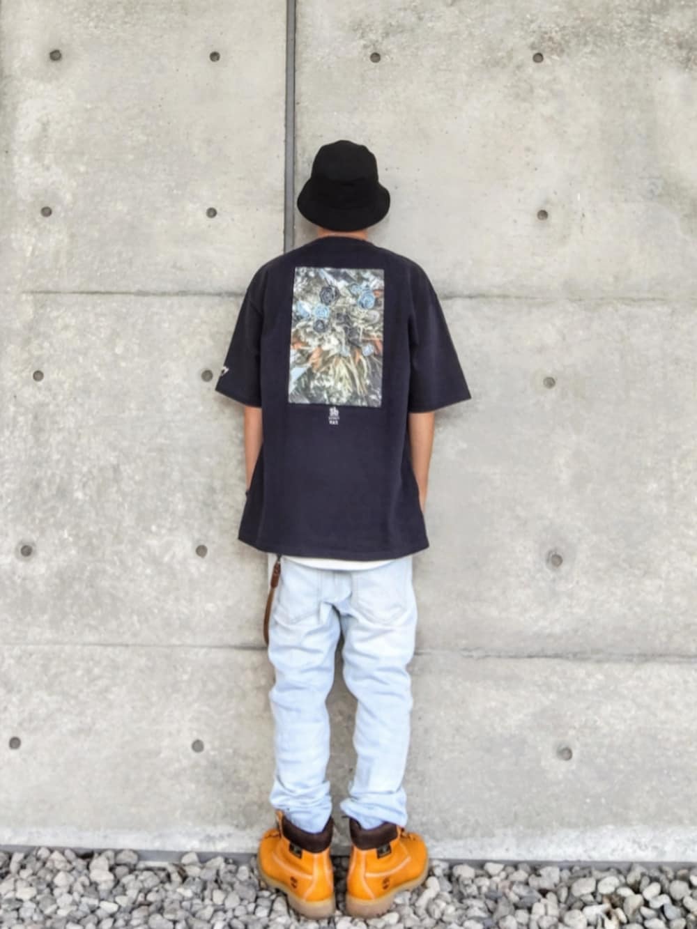 ブルー系のTシャツ/カットソー、ホワイト系のタンクトップ、ブルー系のデニムパンツを着用したメンズの夏コーディネートの2枚目の写真