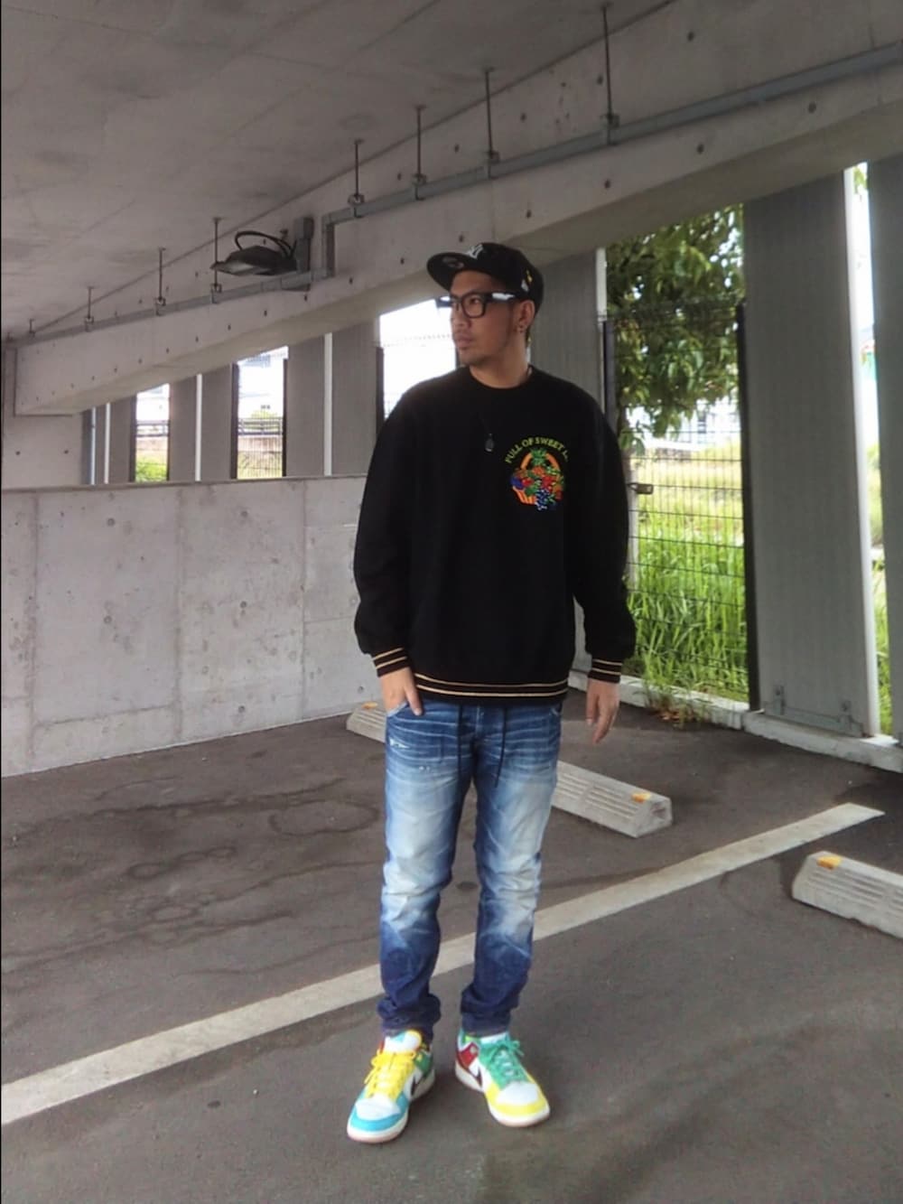 その他のスニーカー、ブルー系のデニムパンツ、ブラック系のスウェットを着用したメンズの春コーディネートの3枚目の写真