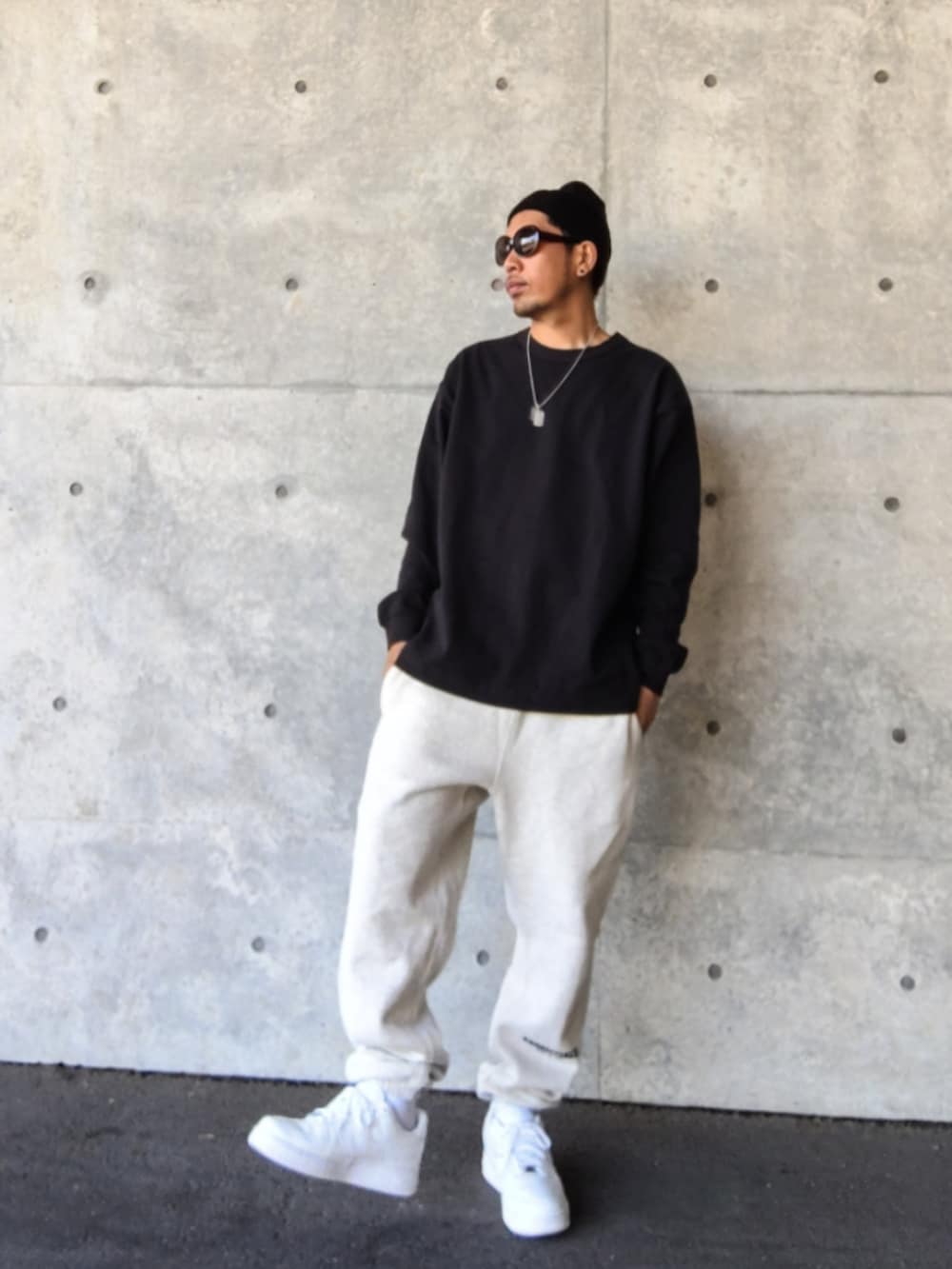 ブラック系のTシャツ/カットソー、グレー系のスウェットパンツ、ホワイト系のスニーカーを着用したメンズの秋コーディネートの3枚目の写真