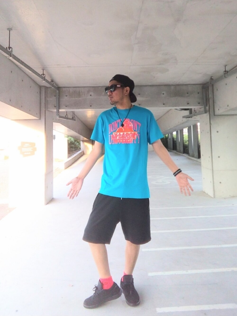 ブルー系のTシャツ/カットソー、ブラック系のその他パンツ、ブラック系のスニーカーを着用したメンズの秋コーディネートの2枚目の写真