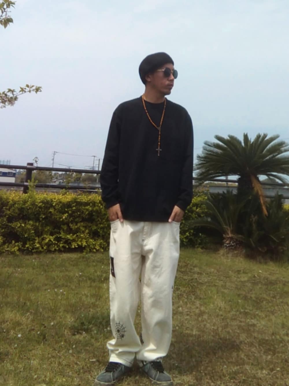「ストリート、古着MIX、SANTA CRUZ、UNIQLO、Eden、ロザリオ、モノトーン、ベレー帽、サングラス、NIKE、ブレーザー」｜「UNIQLOのアイテム（ハンチング/ベレー帽、ブラック系）」を使った、hasshi(ハッシー)さん（メンズ・172cm）の春コーディネートの2枚目の写真