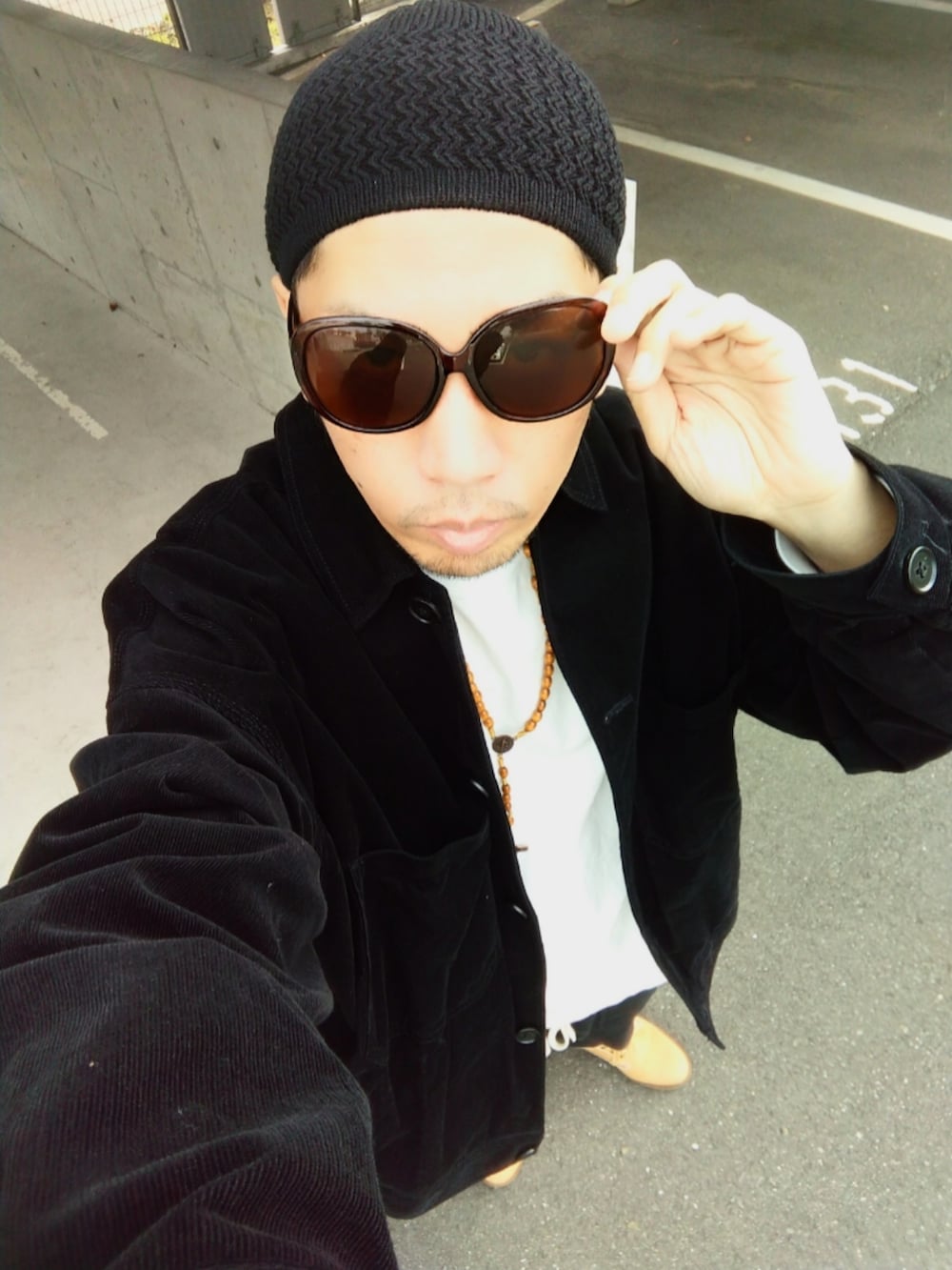 ブラック系のジャケット/アウター、ホワイト系のTシャツ/カットソー、ブラック系のスウェットパンツを着用したメンズの春コーディネートの2枚目の写真