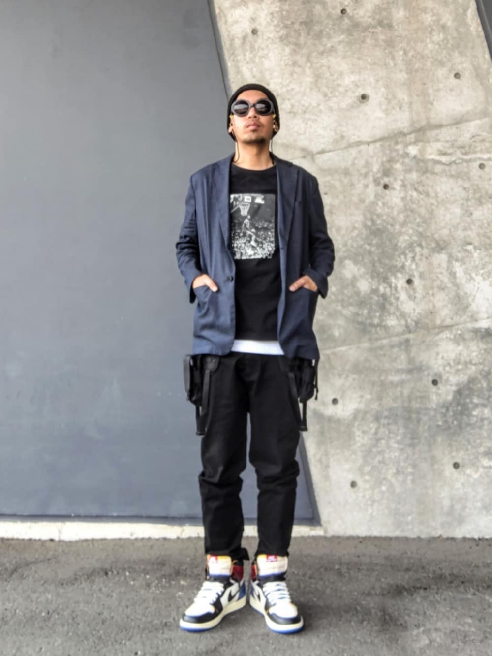 ブルー系のテーラードジャケット、ブラック系のTシャツ/カットソー、ブラック系のその他パンツを着用したメンズの春コーディネートの2枚目の写真