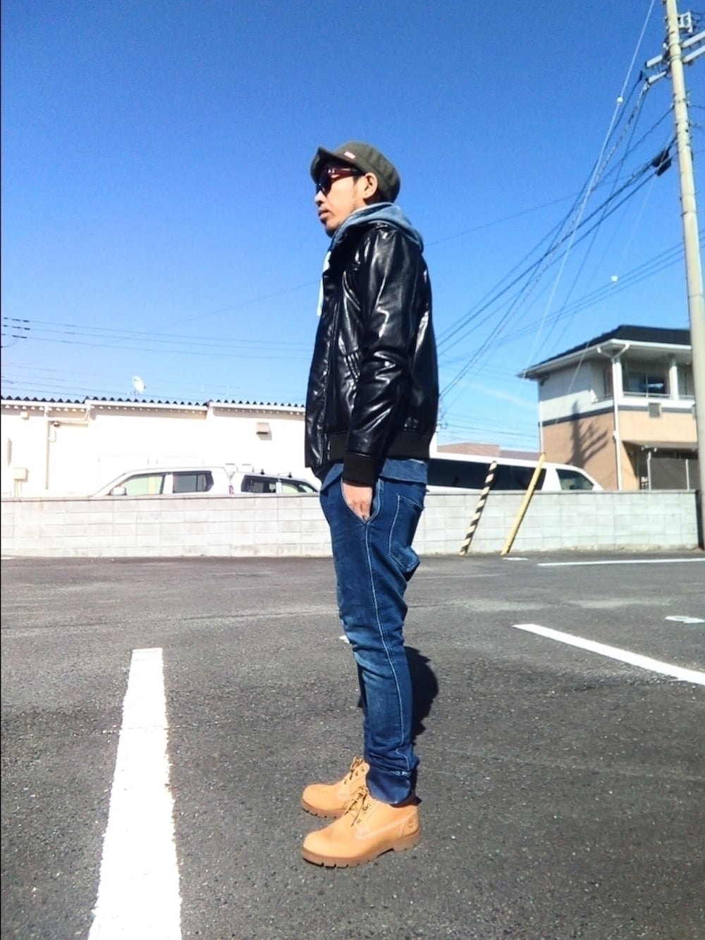 イエロー系のブーツ、ブルー系のパンツ、ブルー系のパーカーを着用したメンズの冬コーディネートの3枚目の写真