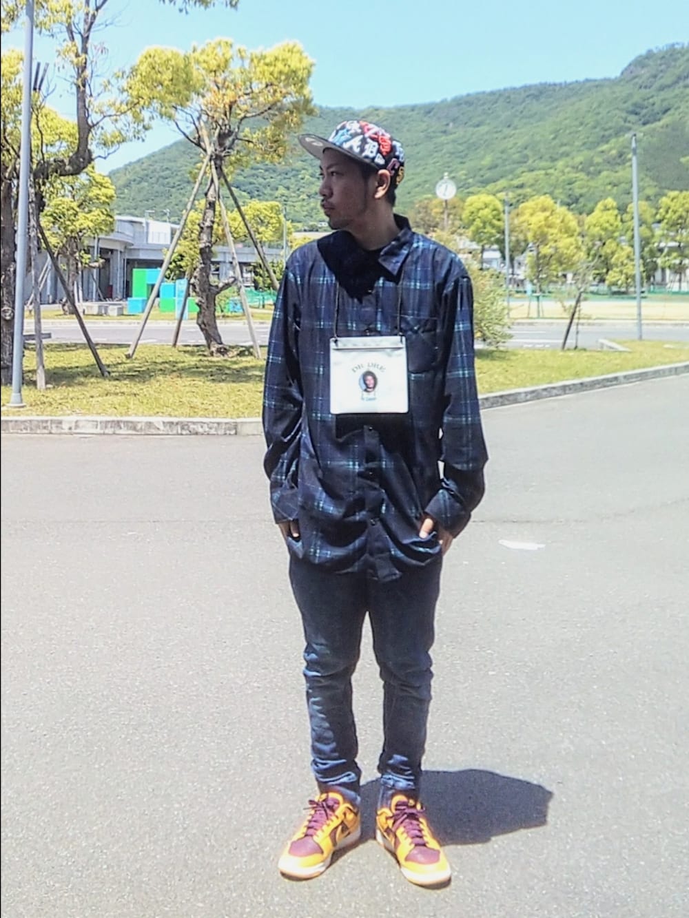 イエロー系のスニーカー、ブルー系のパンツ、ブルー系のシャツ/ブラウスを着用したメンズの春コーディネートの3枚目の写真