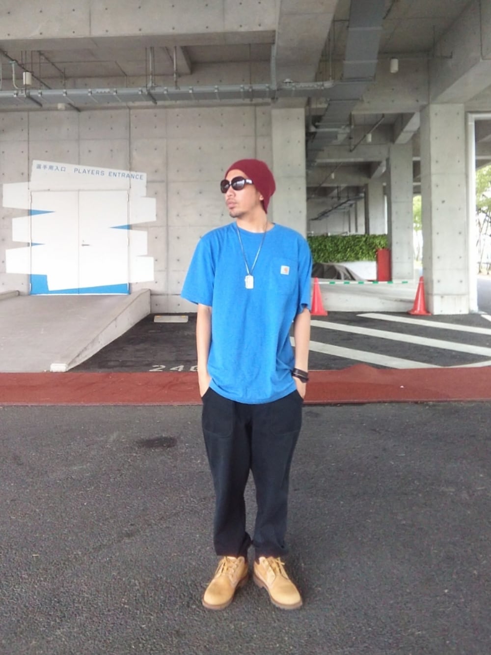 ブルー系のTシャツ/カットソー、ブラック系のスウェットパンツ、イエロー系のブーツを着用したメンズの秋コーディネートの2枚目の写真