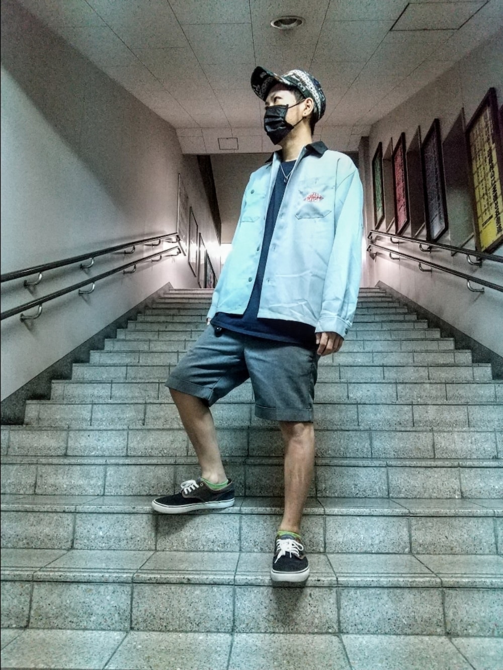 ブルー系のシャツ/ブラウス、ブルー系のTシャツ/カットソー、グレー系のその他パンツを着用したメンズの秋コーディネートの3枚目の写真