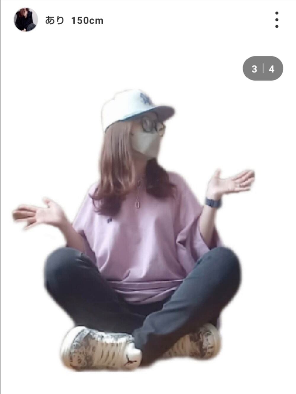 レッド系のTシャツ/カットソー、ブラック系のその他パンツ、グレー系のスニーカーを着用したメンズの夏コーディネートの3枚目の写真