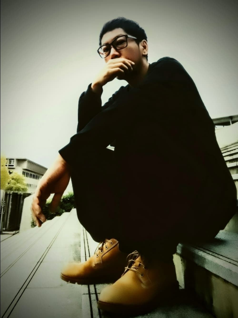 ブラック系のTシャツ/カットソー、ブラック系のスウェットパンツ、イエロー系のブーツを着用したメンズの春コーディネートの2枚目の写真