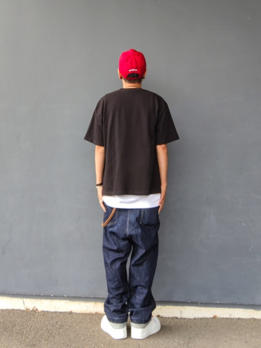 ホワイト系のタンクトップ、ブラック系のTシャツ/カットソー、ブルー系のデニムパンツを着用したメンズの夏コーディネートの2枚目の写真