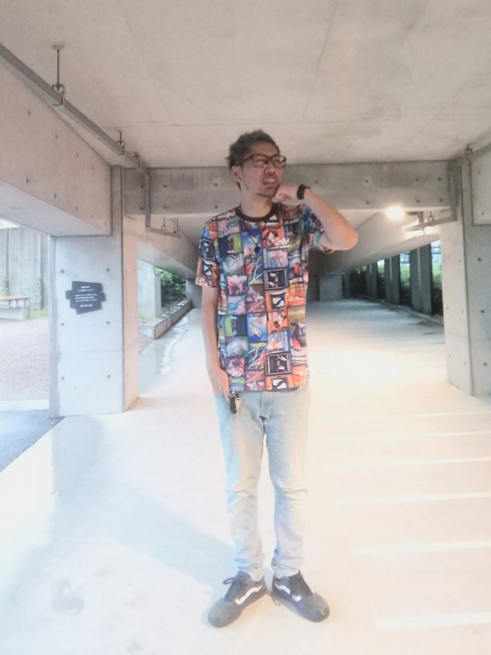 その他のTシャツ/カットソー、ブルー系のデニムパンツ、ブルー系のスニーカーを着用したメンズの秋コーディネートの3枚目の写真