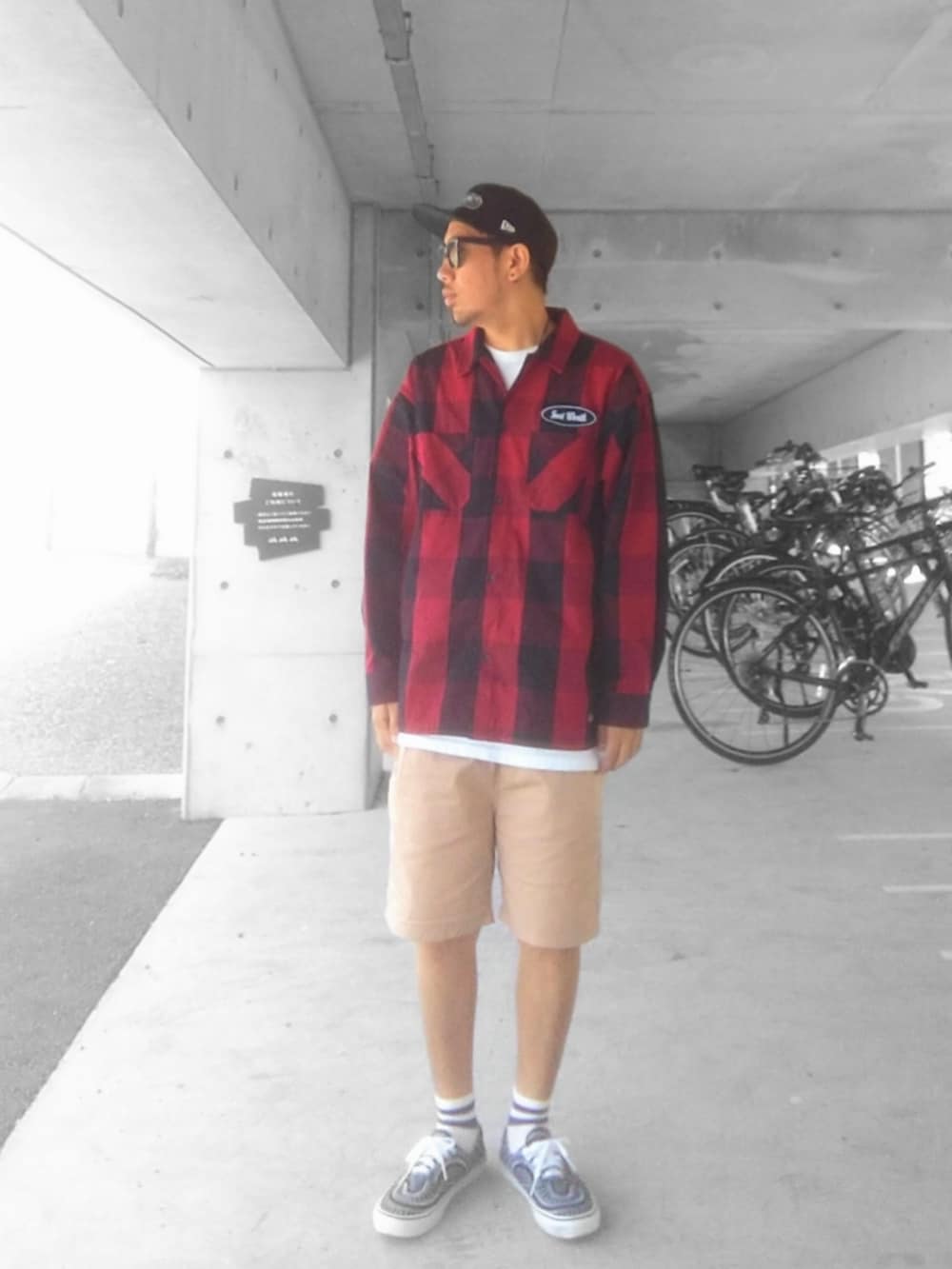 レッド系のシャツ/ブラウス、ホワイト系のTシャツ/カットソー、ベージュ系のチノパンツを着用したメンズの春コーディネートの2枚目の写真