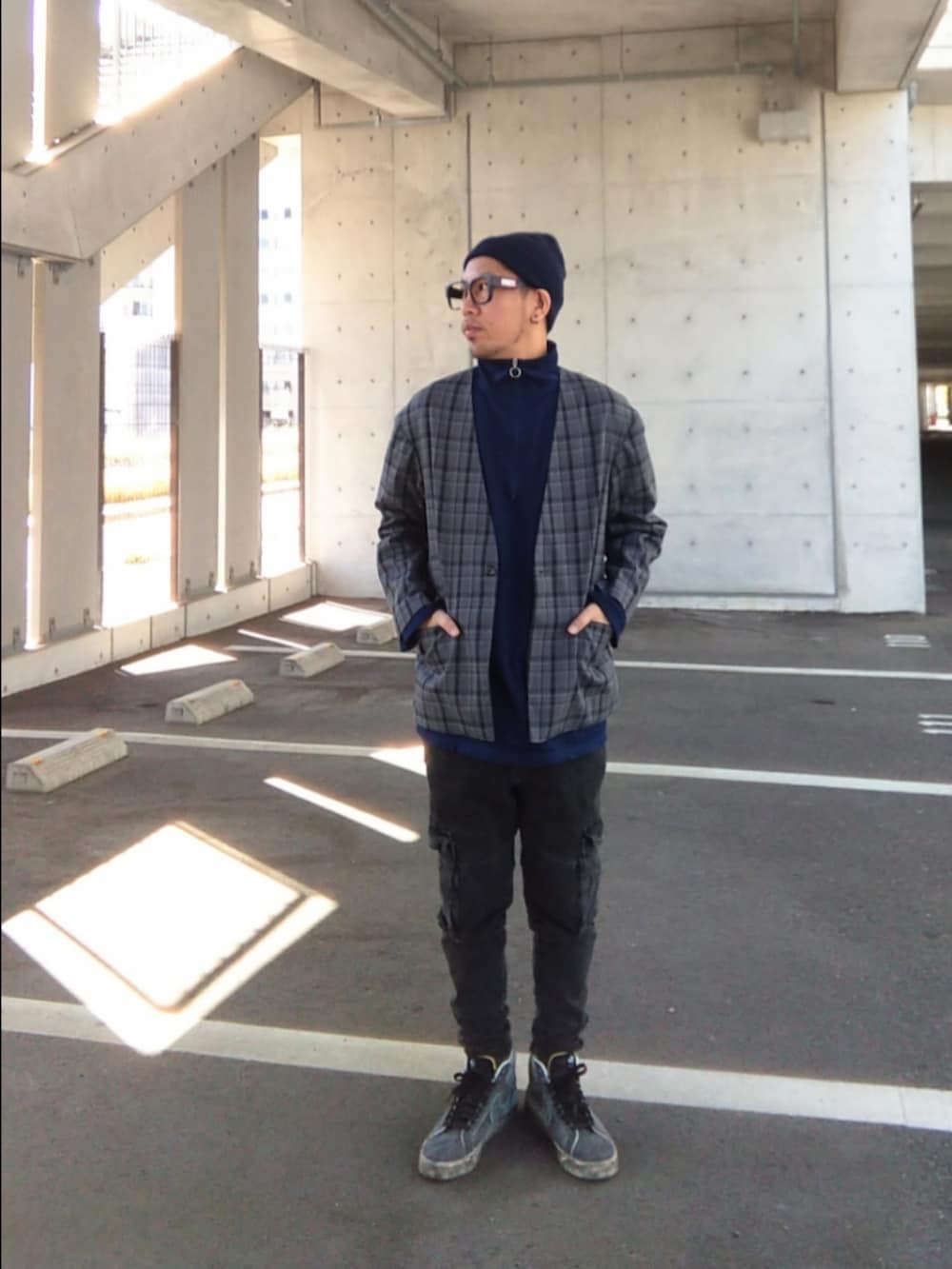 グレー系のノーカラージャケット、ブルー系のTシャツ/カットソー、ブラック系のデニムパンツを着用したメンズの春コーディネートの2枚目の写真